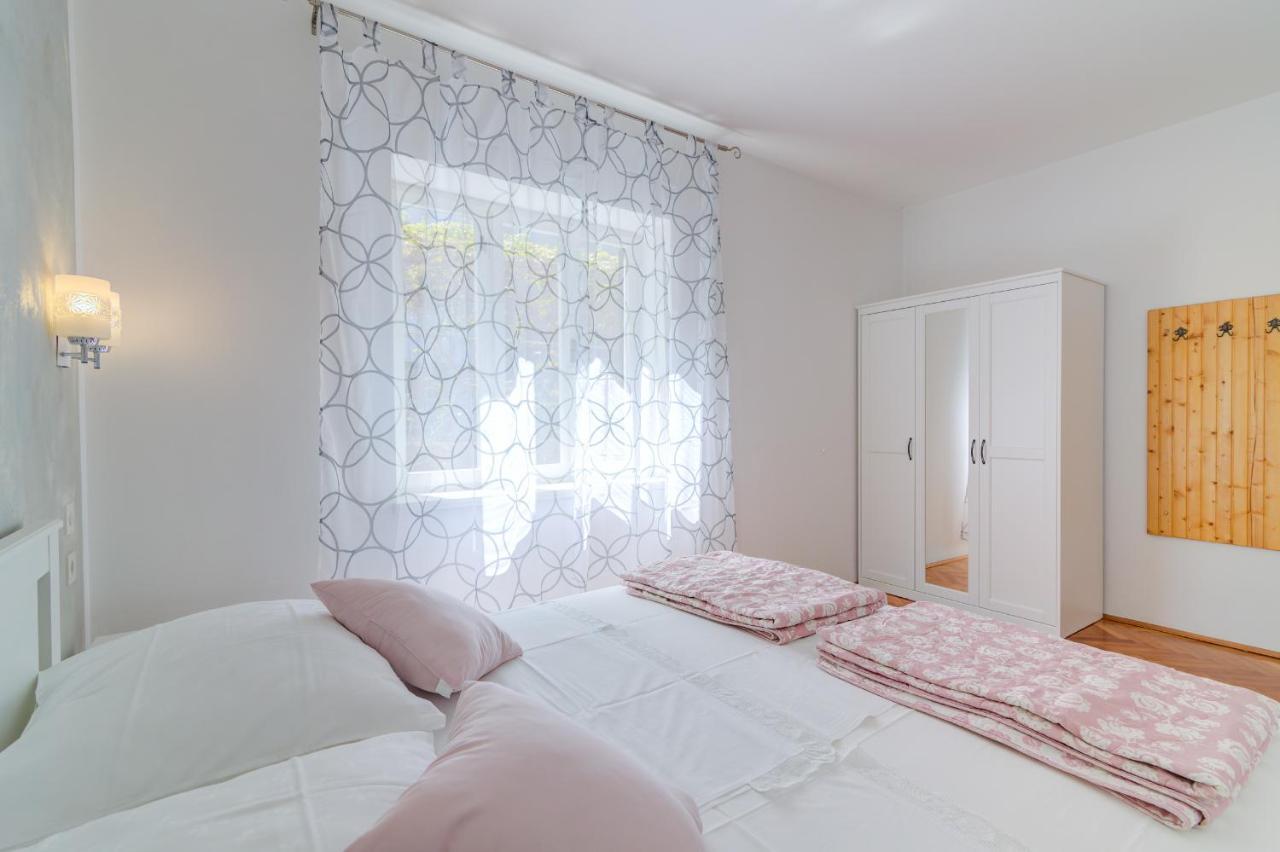 Apartments By The Beach Adela Senj セニ エクステリア 写真