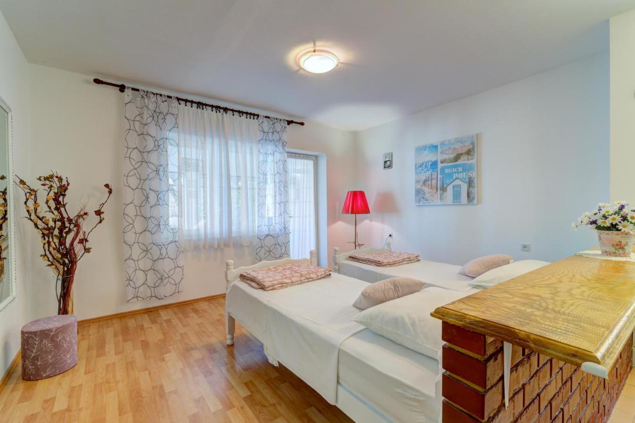 Apartments By The Beach Adela Senj セニ エクステリア 写真
