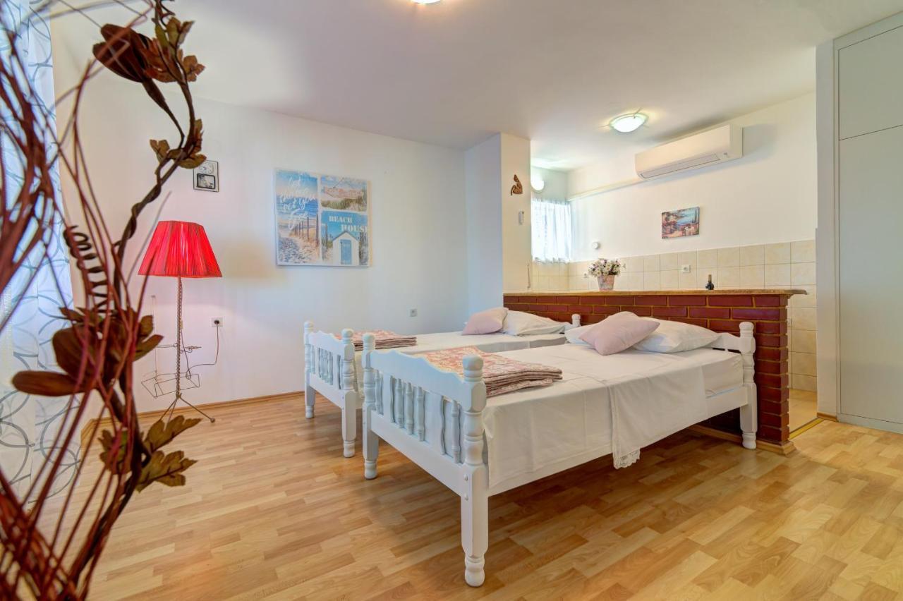 Apartments By The Beach Adela Senj セニ エクステリア 写真