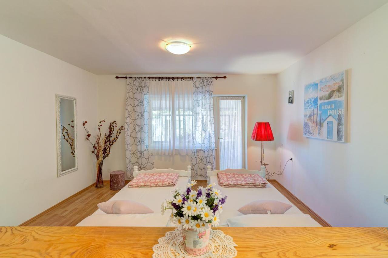 Apartments By The Beach Adela Senj セニ エクステリア 写真