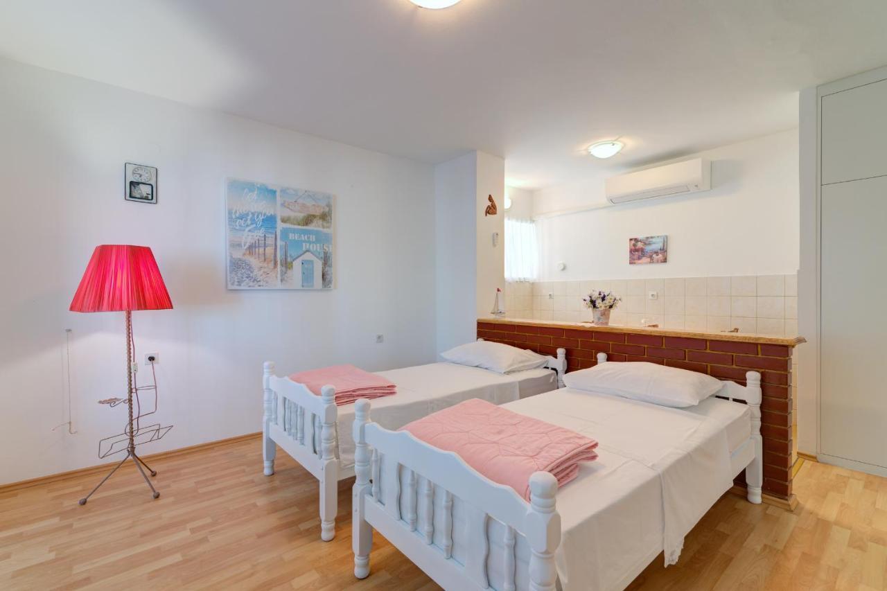 Apartments By The Beach Adela Senj セニ エクステリア 写真